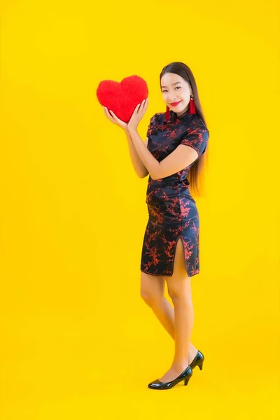 Retrato Bonito Jovem Asiático Mulher Desgaste Chinês Vestido Mostrar Coração — Fotografia de Stock