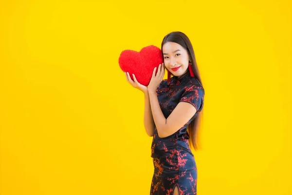 Retrato Bonito Jovem Asiático Mulher Desgaste Chinês Vestido Mostrar Coração — Fotografia de Stock