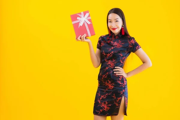 Porträt Schöne Junge Asiatische Frau Tragen Chinesisches Kleid Mit Roter — Stockfoto