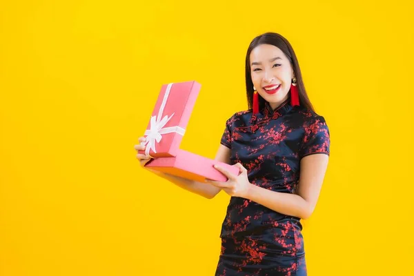 Retrato Bela Jovem Mulher Asiática Usar Vestido Chinês Com Caixa — Fotografia de Stock