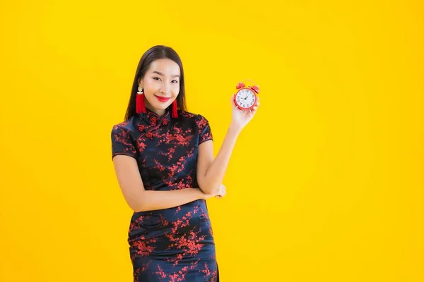 Portret Mooie Jonge Aziatische Vrouw Dragen Chinese Jurk Show Klok — Stockfoto