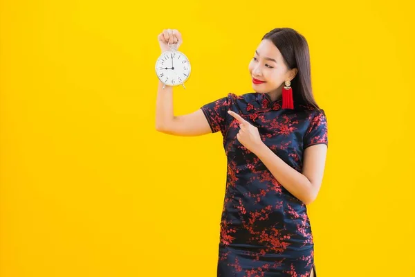 Πορτρέτο Όμορφη Νεαρή Ασιατική Γυναίκα Φορούν Κινέζικο Φόρεμα Δείχνουν Ρολόι — Φωτογραφία Αρχείου