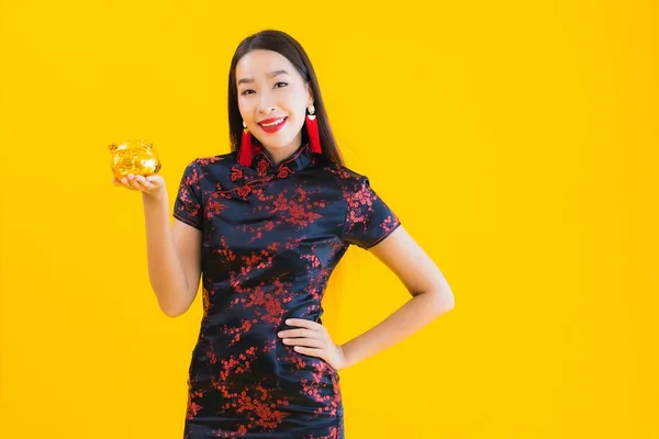 Retrato Bonito Jovem Asiático Mulher Desgaste Chinês Vestido Mostrar Ouro — Fotografia de Stock