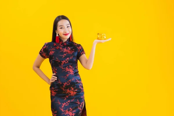 Güzel Bir Asyalı Kadın Portresi Çin Elbisesi Giyiyor Altın Kumbarası — Stok fotoğraf