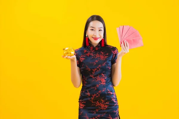 아름다운 동양인젊은 여자가 초상화에는 노란색외진 배경에 글자가 그려져 — 스톡 사진