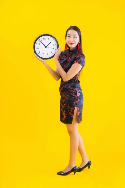 Portret Mooie Jonge Aziatische Vrouw Dragen Chinese Jurk Show Klok — Stockfoto