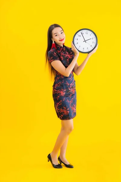 Portret Mooie Jonge Aziatische Vrouw Dragen Chinese Jurk Show Klok — Stockfoto