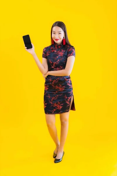 Πορτρέτο Όμορφη Νεαρή Ασιατική Γυναίκα Φορούν Κινέζικο Φόρεμα Χρησιμοποιούν Έξυπνο — Φωτογραφία Αρχείου