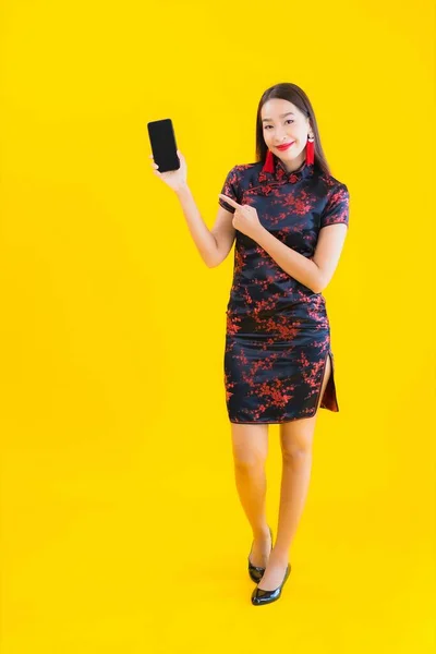 Портрет Красивая Молодая Азиатская Женщина Носить Китайское Платье Использовать Смартфон — стоковое фото