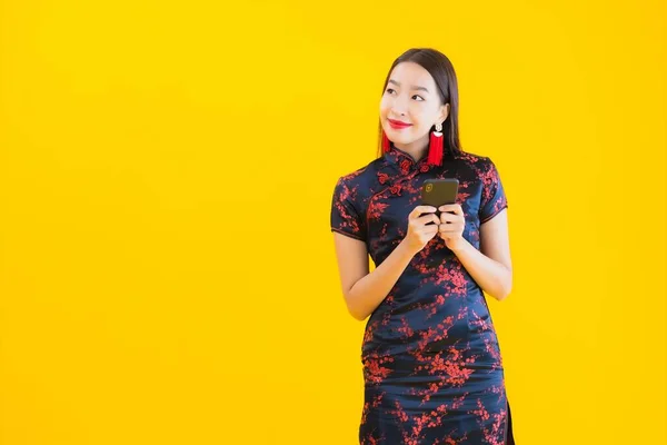 Portret Mooie Jonge Aziatische Vrouw Dragen Chinese Jurk Gebruik Slimme — Stockfoto