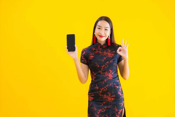 Portret Mooie Jonge Aziatische Vrouw Dragen Chinese Jurk Gebruik Slimme — Stockfoto