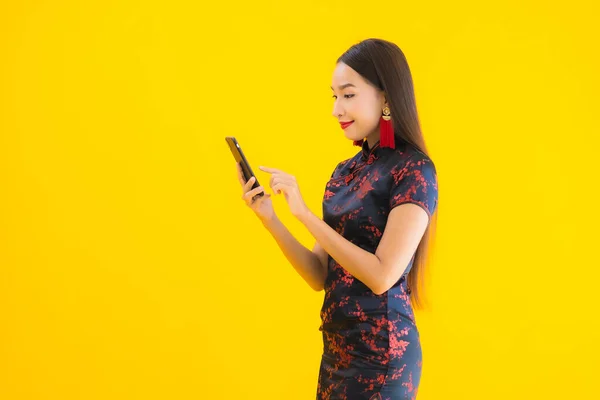 Portret Piękny Młody Azjatycki Kobieta Nosić Chiński Sukienka Używać Inteligentny — Zdjęcie stockowe