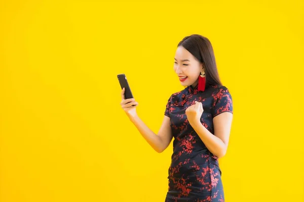 Portret Piękny Młody Azjatycki Kobieta Nosić Chiński Sukienka Używać Inteligentny — Zdjęcie stockowe