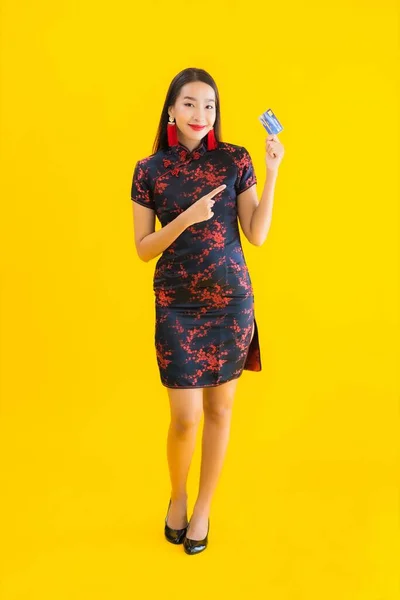 Porträtt Vacker Ung Asiatisk Kvinna Bära Kinesisk Klänning Med Kreditkort — Stockfoto
