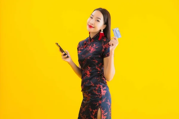 Porträt Schöne Junge Asiatische Frau Tragen Chinesisches Kleid Mit Kreditkarte — Stockfoto