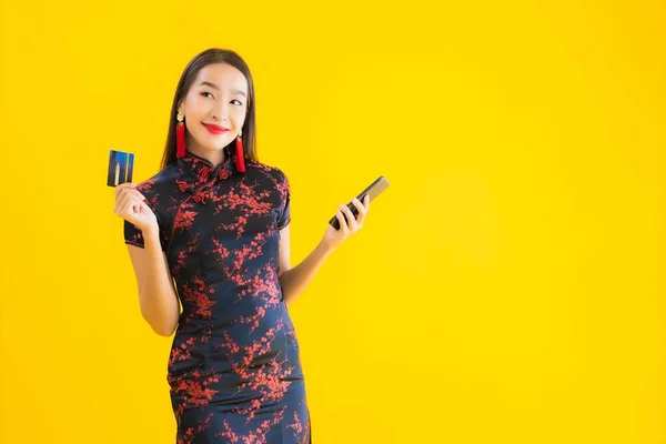 Πορτρέτο Όμορφη Νεαρή Ασιατική Γυναίκα Φορούν Κινέζικο Φόρεμα Πιστωτική Κάρτα — Φωτογραφία Αρχείου