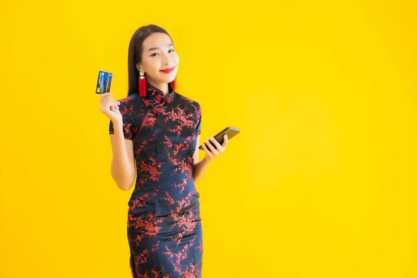 Retrato Bonito Jovem Asiático Mulher Desgaste Chinês Vestido Com Cartão — Fotografia de Stock