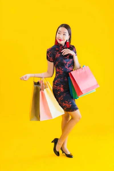 Retrato Hermosa Mujer Asiática Joven Usar Vestido Chino Con Bolsa — Foto de Stock