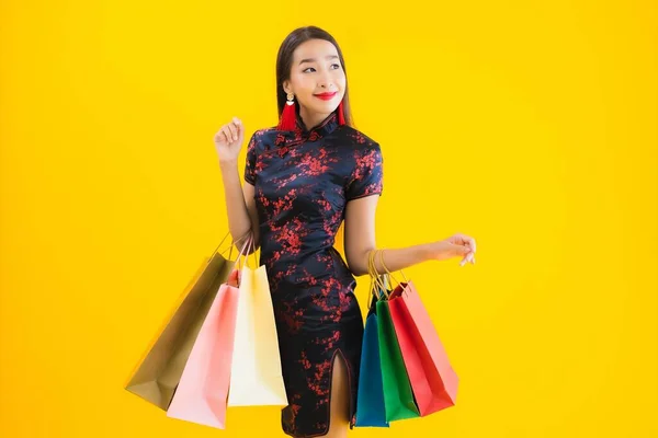 Güzel Bir Asyalı Kadın Portresi Çin Elbisesi Giyer Alışveriş Çantası — Stok fotoğraf
