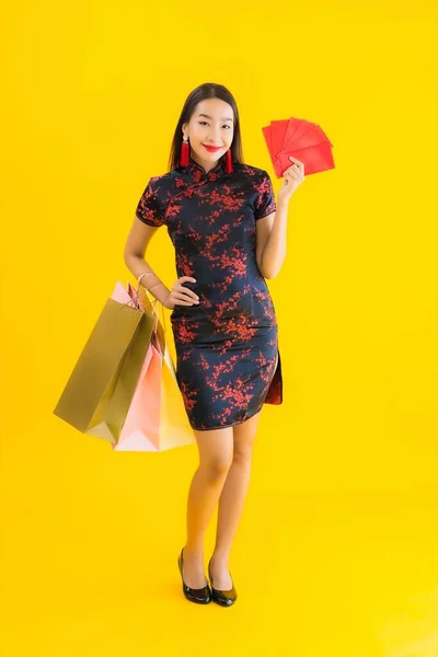 Retrato Bela Jovem Asiática Usar Vestido Chinês Com Saco Compras — Fotografia de Stock