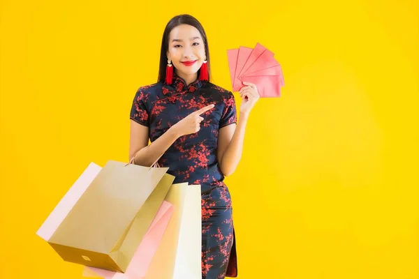 Porträtt Vacker Ung Asiatisk Kvinna Bära Kinesisk Klänning Med Shoppingväska — Stockfoto