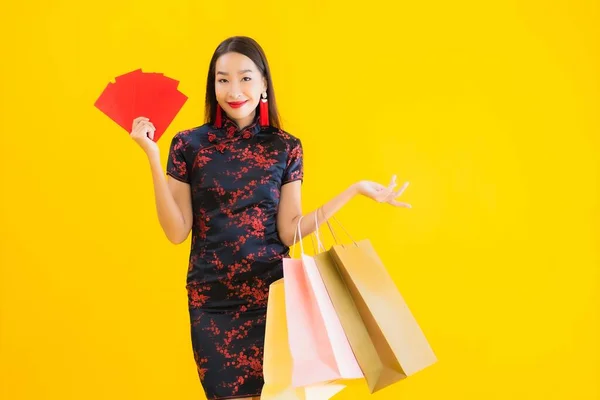 Porträtt Vacker Ung Asiatisk Kvinna Bära Kinesisk Klänning Med Shoppingväska — Stockfoto