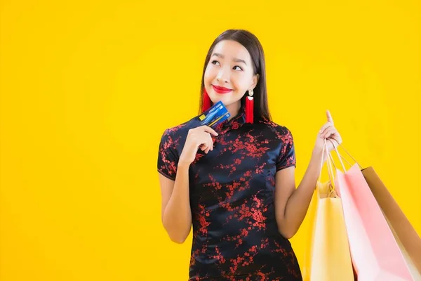 Πορτρέτο Όμορφη Νεαρή Ασιατική Γυναίκα Φορούν Κινέζικο Φόρεμα Τσάντα Αγορών — Φωτογραφία Αρχείου