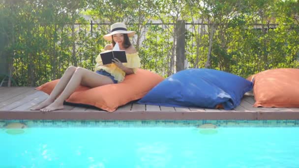 Imagens Bela Mulher Asiática Relaxante Piscina Hotel — Vídeo de Stock