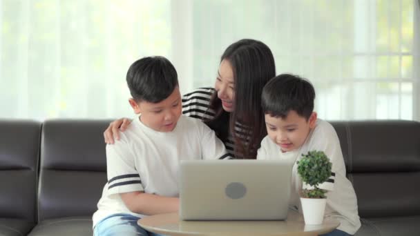 Zdjęcia Azjatyckiej Matki Dwójki Dzieci Korzystających Laptopa Razem Domu — Wideo stockowe