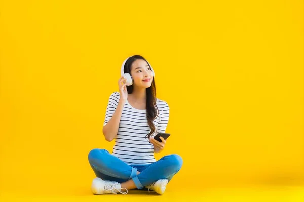 Porträt Schöne Junge Asiatische Frau Verwenden Smartphone Mit Kopfhörer Zum — Stockfoto