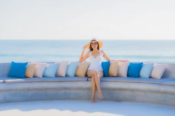 Ritratto Bella Giovane Donna Asiatica Sorriso Felice Intorno Mare Oceano — Foto Stock