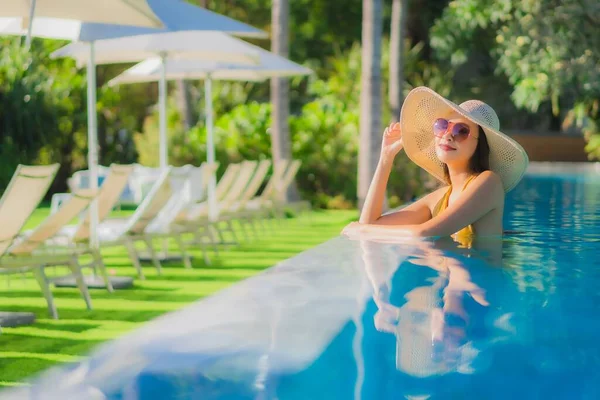 Retrato Bonito Jovem Asiático Mulher Feliz Sorriso Relaxar Redor Piscina — Fotografia de Stock