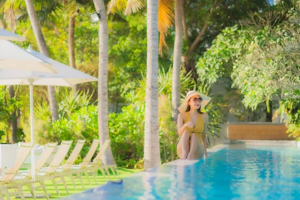 Portrait Schöne Junge Asiatische Frau Glücklich Lächeln Entspannen Rund Freibad — Stockfoto