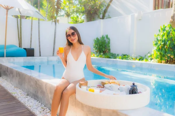 Retrato Hermosa Joven Asiática Mujer Feliz Sonrisa Con Flotante Desayuno — Foto de Stock