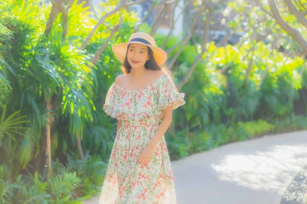 Porträtt Vacker Ung Asiatisk Kvinna Promenader Med Glad Njuta Utomhus — Stockfoto