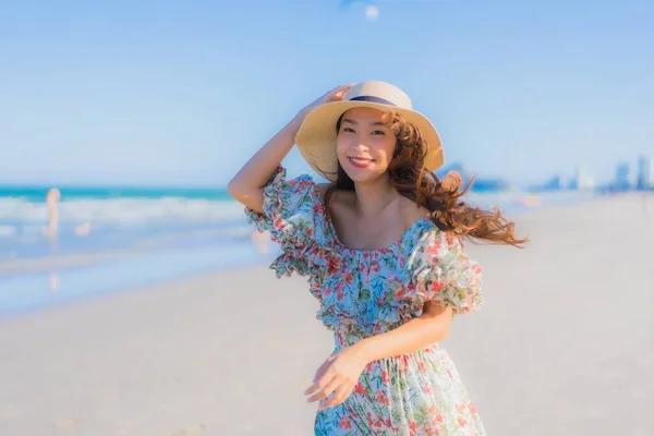 Retrato Hermosa Joven Asiática Mujer Feliz Sonrisa Relajarse Alrededor Tropical — Foto de Stock