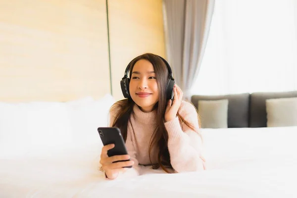 Porträt Schöne Junge Asiatische Frau Mit Handy Mit Kopfhörer Zum — Stockfoto