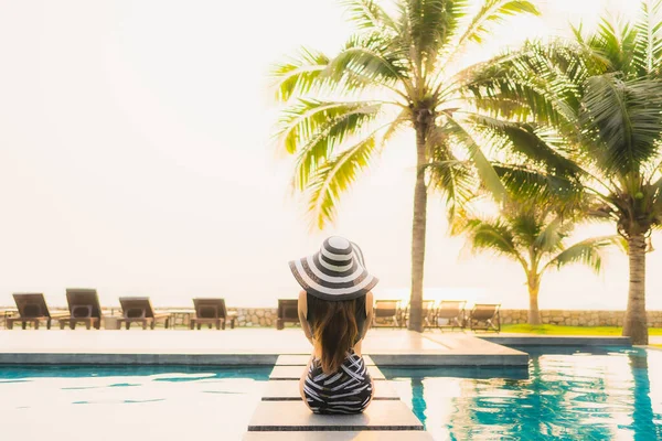 Portret Mooie Jonge Aziatische Vrouw Ontspannen Rond Het Buitenzwembad Hotel — Stockfoto