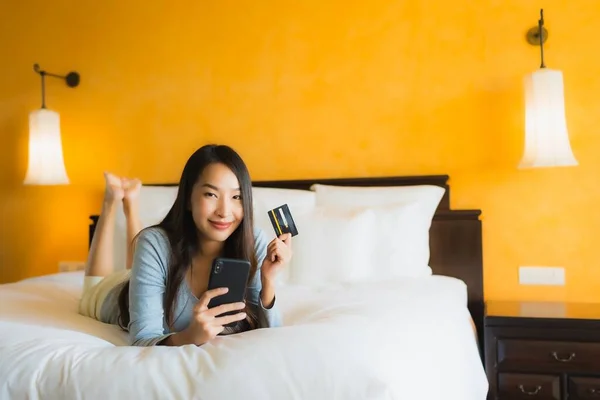Portret Mooie Jonge Aziatische Vrouw Met Behulp Van Mobiele Telefoon — Stockfoto
