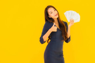 Güzel bir Asyalı kadın portresi. Parası ve parası var. Sarı izole bir geçmişi var.