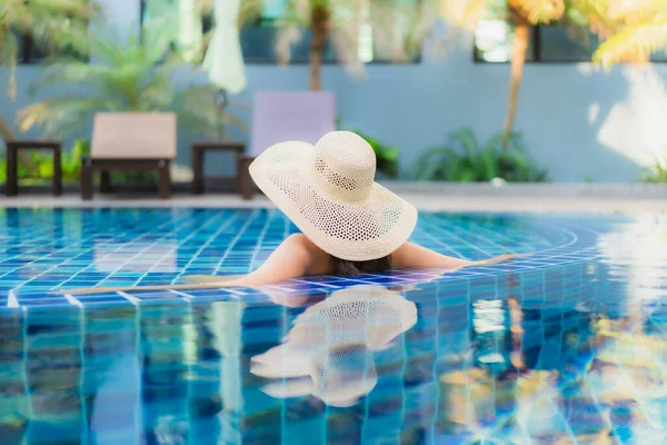 Retrato Hermosa Joven Mujer Asiática Relajarse Alrededor Piscina Complejo Hotelero — Foto de Stock