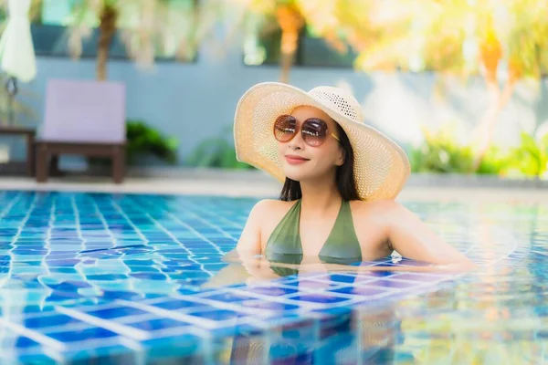 Porträtt Vacker Ung Asiatisk Kvinna Koppla Runt Poolen Hotellet Resort — Stockfoto