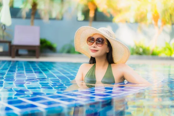 Retrato Hermosa Joven Mujer Asiática Relajarse Alrededor Piscina Complejo Hotelero — Foto de Stock