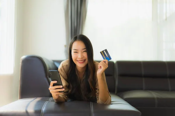 Portrait Beautiful Young Asian Woman Using Smartphone Cellphone Credit Card — Stock Photo, Image