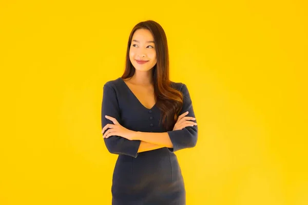 Porträtt Vacker Ung Asiatisk Kvinna Med Åtgärder Isolerad Gul Bakgrund — Stockfoto