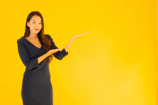 Portret Mooie Jonge Aziatische Vrouw Met Actie Geïsoleerde Gele Achtergrond — Stockfoto