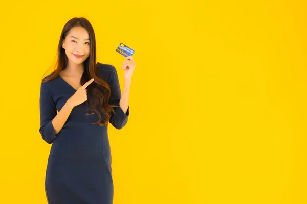 Retrato Bela Jovem Asiático Mulher Com Cartão Crédito Amarelo Isolado — Fotografia de Stock