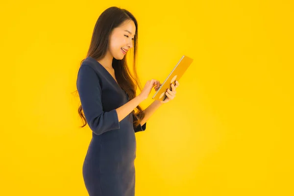 Retrato Hermosa Joven Asiática Mujer Con Inteligente Tableta Electrónica Amarillo — Foto de Stock