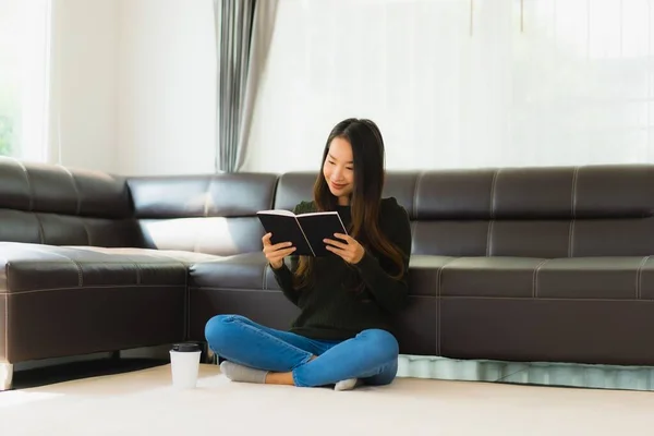 Retrato Hermosa Joven Asiática Mujer Leer Libro Con Taza Café — Foto de Stock