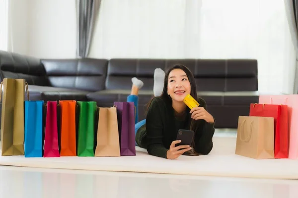 Retrato Bela Jovem Mulher Asiática Com Saco Compras Cartão Crédito — Fotografia de Stock